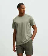 Remera deportiva masculina Get Over con tecnología dry, de corte regular y cuello redondo, manga corta, diseño texturizado en tono verde militar con detalles reflectantes en los hombros.