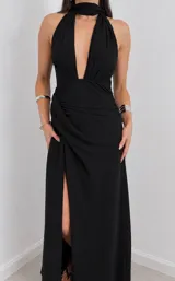 Vestido largo negro de fiesta, con escote halter profundo y choker incorporado, fruncidos en el cuerpo y tajo lateral en la falda.