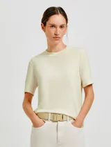 Camiseta de manga corta con cuello redondo, confeccionada en algodón de alta calidad con un corte clásico y versátil.