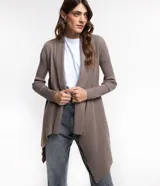 Cardigan alargado de punto texturizado color celeste, de diseño abierto y dobladillo asimétrico con puntas caídas, manga larga y calce cómodo.