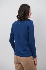 Remera de manga larga con escote en V, confeccionada en algodón de doble capa con diseño ajustado al cuerpo.