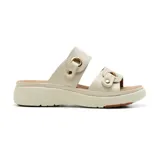 Sandalias bajas color beige con plataforma y dos tiras anchas con hebillas metálicas.