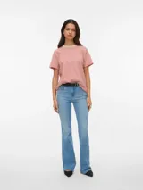 Remera de manga corta con hombros caídos y cuello redondo, de corte regular. Confeccionada en tejido de punto circular con acabado interlock, con rayas horizontales rojas y beige.