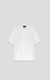 Camisa blanca de manga corta, con cuello clásico y cierre de botones frontal.