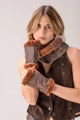 Guantes sin dedos marrones de cuero texturizado, con detalles de piel sintética en los bordes superior e inferior, y cierre con botones a presión metálicos.