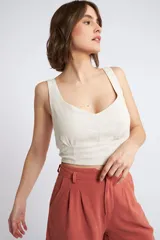 Top corto color verde menta, con escote corazón y tirantes anchos. Presenta un diseño ajustado en el torso y escote pronunciado en la espalda.