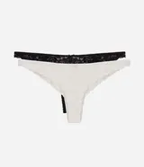 Kit de dos bombachas bikini Lov confeccionadas en encaje floral con leve transparencia, una en color negro y otra en color blanco. Cuentan con un diseño cómodo y un pequeño lazo decorativo con dije metálico en la parte delantera.