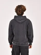 Hoodie negro con efecto lavado (acid wash), con capucha y bolsillo canguro. Estampado frontal con texto "CAR RACING SPORTS" en blanco y azul claro, y un logo con tres cruces en un escudo.