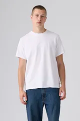 Remera blanca de manga corta y cuello redondo, con corte relajado y detalle de texto bordado en el pecho.