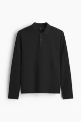 Remera polo de manga larga en punto jacquard de mezcla de algodón, con cuello clásico y tapeta de dos botones. Corte slim fit ajustado.