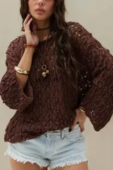 Sweater de tejido calado estilo crochet, color marrón chocolate, con mangas amplias y silueta relajada.