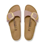 Sandalias Birkenstock modelo Madrid Big Buckle, color violeta desaturado, con una sola tira ancha ajustable mediante una hebilla grande de metal dorado. Presenta plantilla anatómica de corcho y suela de goma negra.