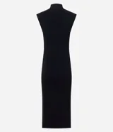 Vestido midi de punto color negro, con cuello alto, hombreras y tajo lateral. Diseño ajustado al cuerpo.