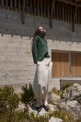 Pantalón baggy color beige de silueta relajada y volumen amplio, con detalles de ajuste en el bajo.