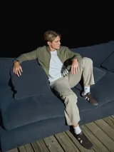 Campera bomber verde militar de Jack & Jones, con cuello de béisbol, cierre de cremallera, bolsillos frontales con cremallera y bolsillo en la manga. Fabricada con tejido liso ligero y transpirable resistente al agua.