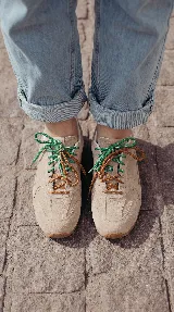 Zapatillas urbanas de cuero celeste y mesh gris, con suela de goma y doble juego de cordones intercambiables en color verde y blanco.