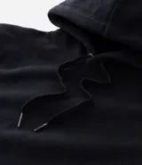 Buzo cerrado de fleece con capucha ajustable, manga larga con puños acanalados, bolsillo tipo canguro y cintura ajustada.