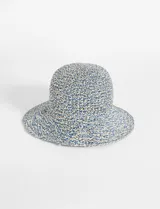 Gorro tipo bucket jaspeado en tonos azul y beige, confeccionado en papiro.