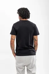 Remera blanca de manga corta y corte clásico, confeccionada en 100% algodón, con cuello redondo.