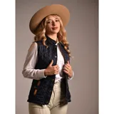 Chaleco beige capitoneado con cierre frontal y cuello de pana marrón.