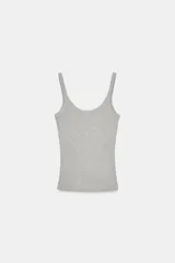 Camiseta blanca de tirantes con cuello redondo y corte ajustado.