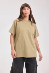 Remera blanca de algodón de corte recto y mangas cortas.