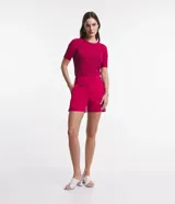 Short de vestir color fucsia, de tiro alto, con trabillas en la cintura cruzada y bolsillos laterales.