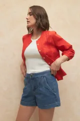 Short de jean azul con pinzas delanteras y doble botón en la pretina.