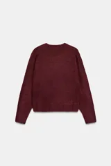 Jersey de punto color vino tinto, de cuello redondo y manga larga, con acabado acanalado (rib) en puños, cuello y bajo.