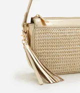 Cartera tipo baguette color dorado con efecto paja, cierre con hebilla y detalle de tassel. Incluye correa de mano y asa larga desmontable.