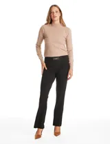Pantalón de vestir marca Zac & Rachel confeccionado en crepe elastizado. Presenta un diseño de tiro alto con silueta de pierna recta, pretina con pasadores y un aplique decorativo de cadena dorada en la parte frontal. Incluye bolsillos laterales.