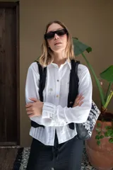 Lentes de sol rectangulares color negro con marco grueso.