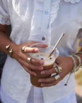 Anillo plateado con textura irregular y diseño rústico.