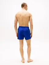 Short de baño azul con cintura elástica ajustable con cordón y logo de Tommy Hilfiger en el lateral.