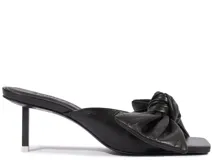 Sandalia mule Schutz de taco fino y bajo, color negro, con diseño de punta cuadrada y tira delantera adornada con un nudo central.