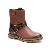 Bota de cuero color bordó con diseño de caña media, detalle de correa con textura tipo reptil y herrajes metálicos dorados. Cuenta con suela de goma con tacos para mayor tracción y logo de la marca grabado en el lateral.