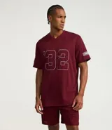 Bermuda deportiva para hombre, color bordó, con tecnología Dry que facilita la evaporación del sudor. Presenta cintura elástica con cordón interno, bolsillos y estampa lateral con lettering.