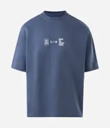 Remera oversized de algodón azul con efecto gastado, cuello redondo y mangas cortas. Presenta un pequeño estampado frontal con inscripciones y gráficos minimalistas.