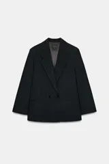 Blazer oversize de corte recto con estampado de raya diplomática, cuello con solapas de muesca, hombreras, manga larga y cierre frontal con botones. Cuenta con bolsillos de vivo en el delantero y forro interior.