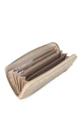 Billetera de dama en símil cuero color negro, de diseño acolchado con costuras verticales que forman relieves y cierre perimetral. Incluye monograma en la esquina inferior y viene con caja de presentación estampada.