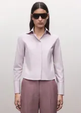 Camisa de algodón color lila claro, de corte clásico y manga larga.