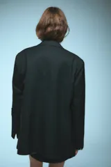 Saco sastrero oversize negro con bolsillos delanteros, forro de tafeta a tono y bordado en la tapa del bolsillo.