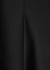 Pantalón de vestir negro de tiro medio y corte recto, con detalle de pinzas y bolsillos laterales.