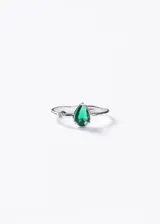 Anillo de plata 925 con piedra de zirconia en forma de gota de color verde y detalle de punto de luz lateral con zirconia transparente.