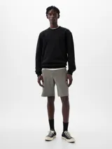 Bermuda color verde militar, corte recto y largo a la rodilla.