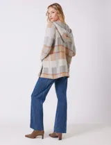 Cardigan abierto sin cierre, con capucha, de tejido de punto con diseño de bloques de color en tonos neutros como gris, beige y rosado pálido. Presenta bolsillos aplicados en la parte delantera.