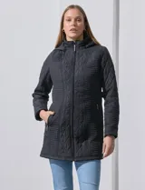 Campera capitoneada verde militar, marca Weatherproof, con abertura central con cierre, bolsillos delanteros y capucha desmontable.