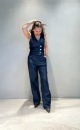 Pantalón de vestir azul de tiro alto y corte palazzo.