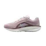 Championes de running Nike modelo Air Winflo 11, color negro con detalles en blanco. Presentan una parte superior de malla transpirable, logo lateral en contraste y entresuela con tecnología Air para mayor amortiguación.