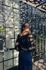 Falda larga azul de tafeta, ajustada en la cintura y con volado amplio con tajo lateral.